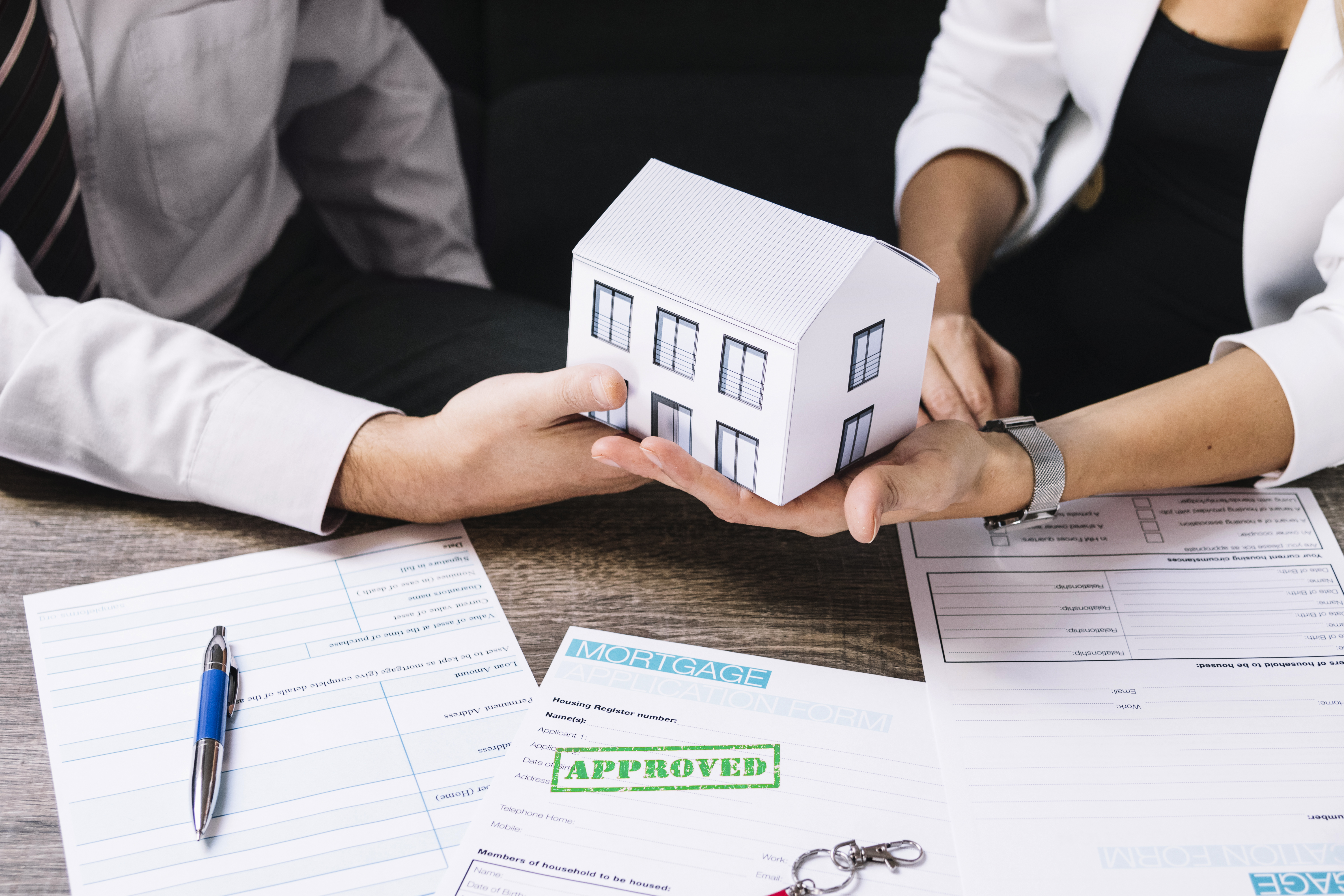 Mortgage Broker vs Bank: Why Renewing Your Mortgage with a Broker Wins Every Time in Ontario